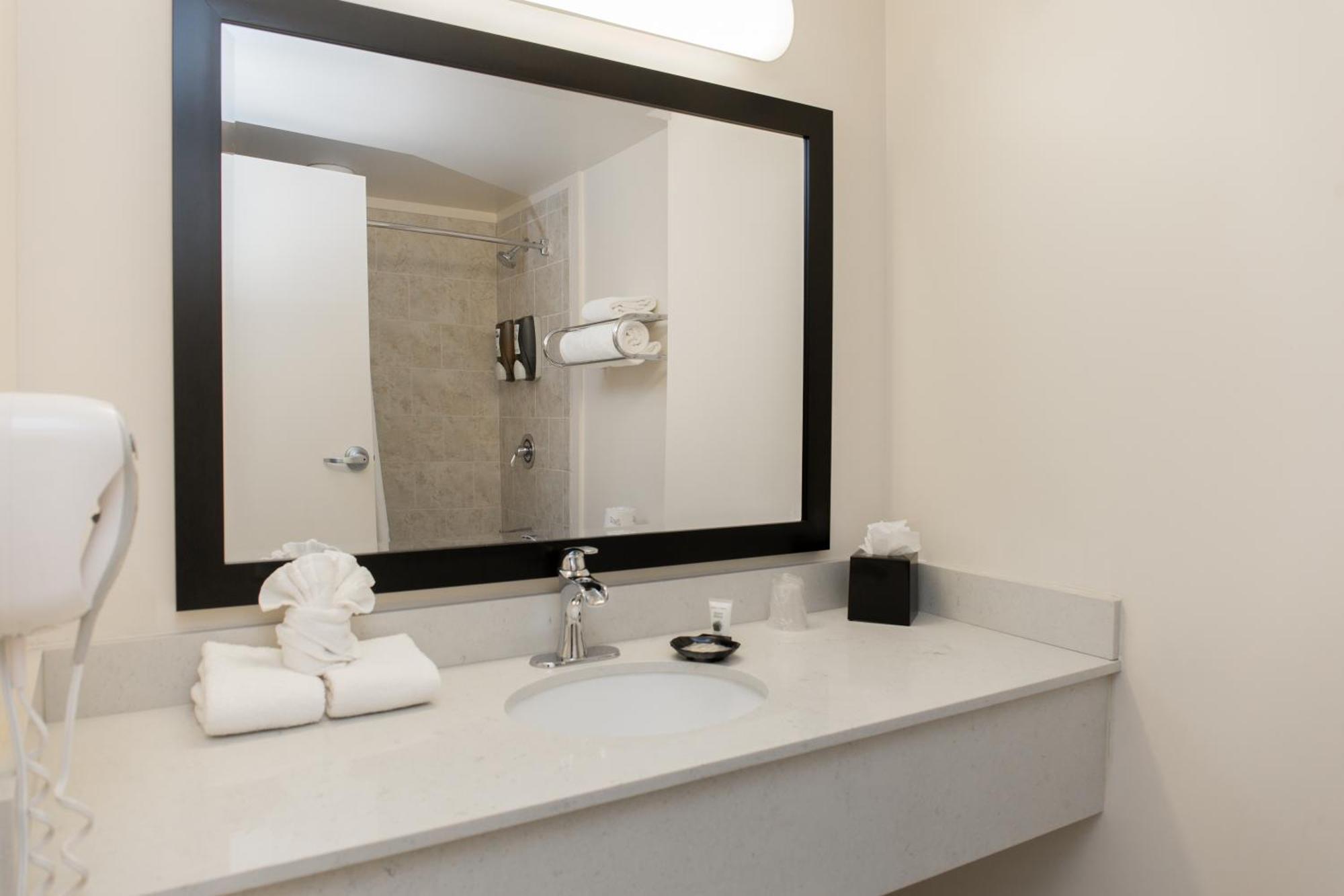 Superior Queen Room with Two Queen Beds, Mobility Access and Bathtub with Grab Bars - No-smoking