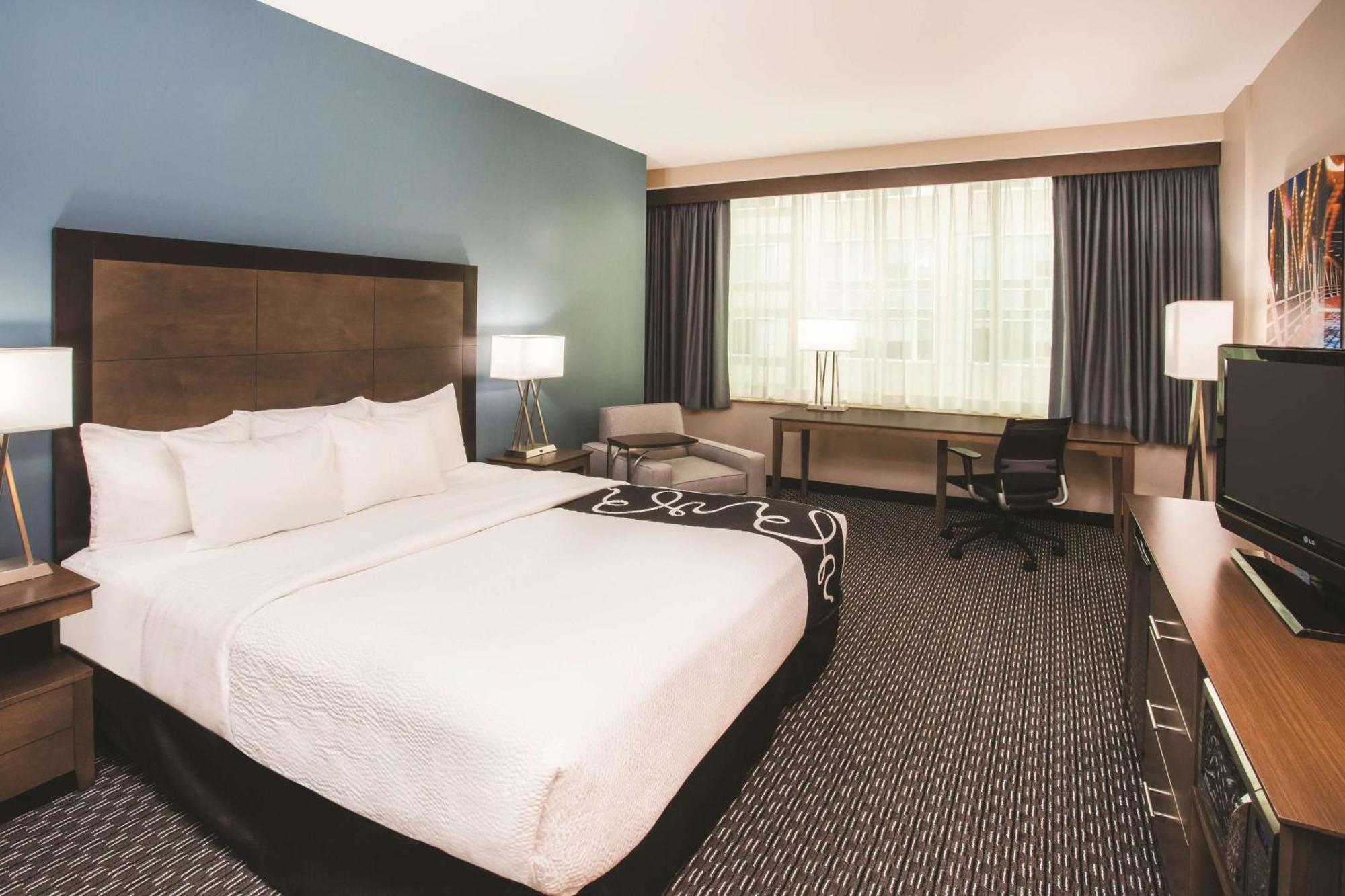 King Room with Bath Tub - Mobility Accessible/Non-Smoking,1275447301:JPEG