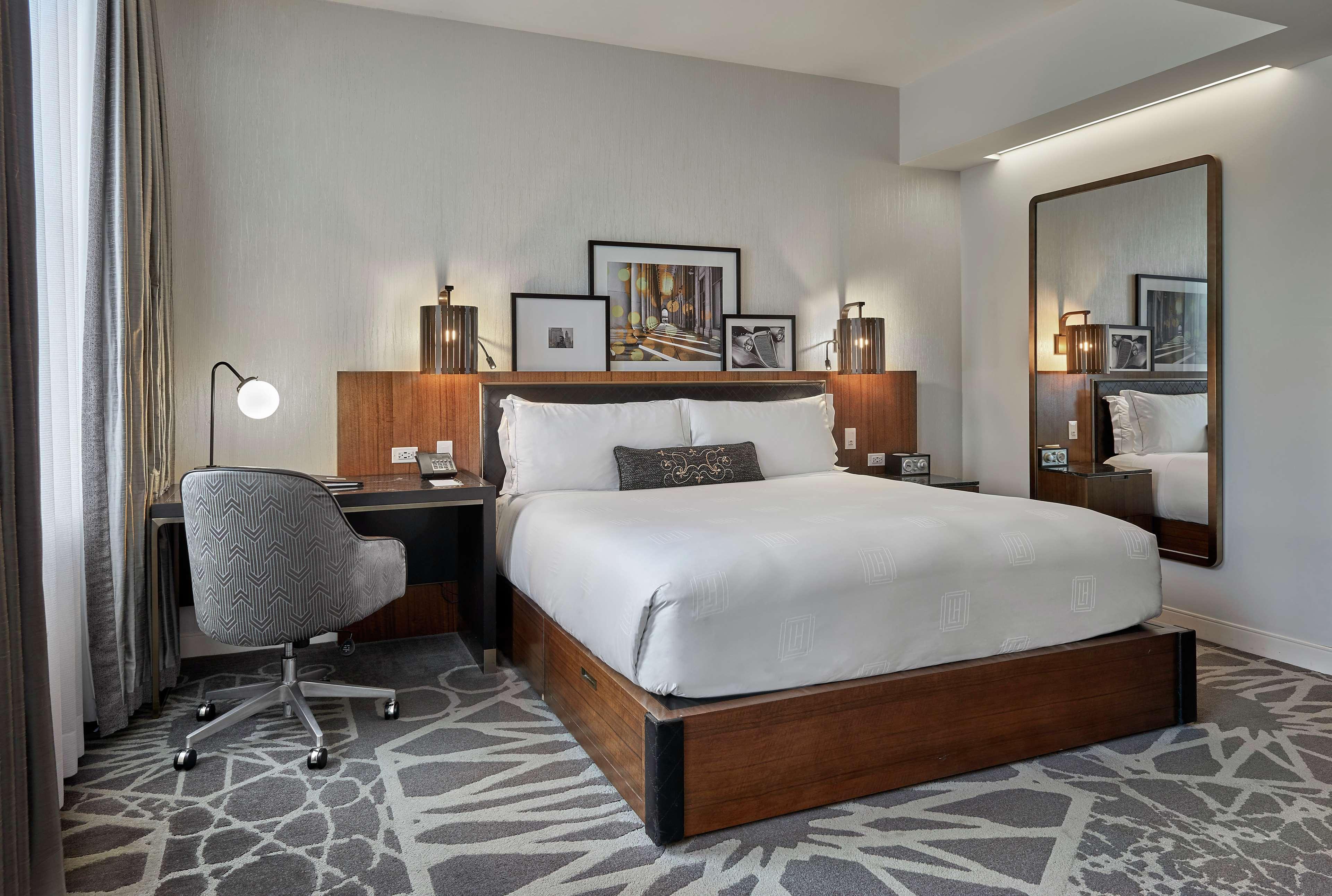 Zimmer mit Kingsize-Bett und ebenerdiger Dusche - barrierefrei