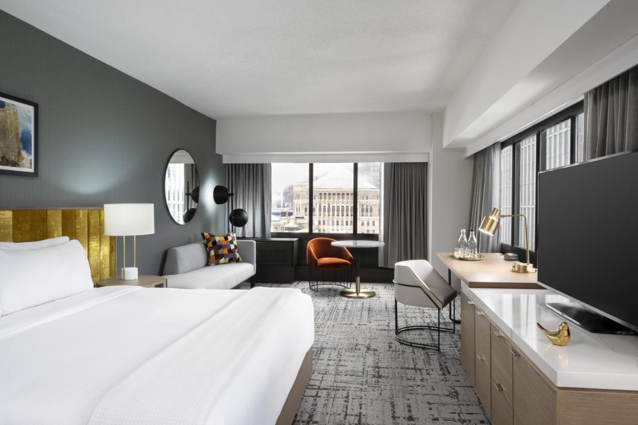 Premium King Room Chicago Skyline View Mobility Accessible