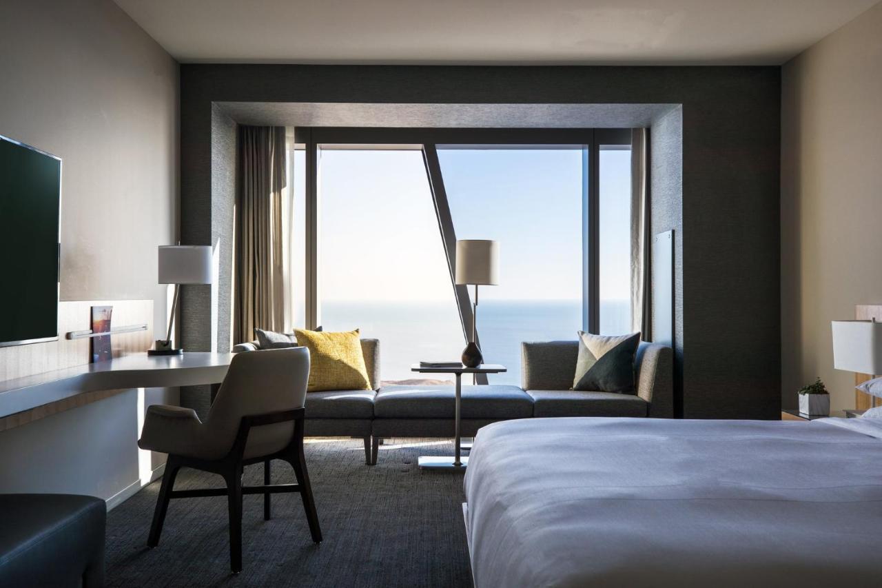 King Room Lake View High Floor or Mobility Hearing Accessible Tub