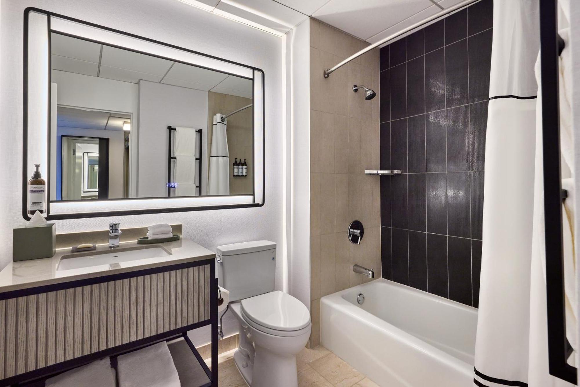 Zimmer mit Kingsize-Bett, Stadtblick und barrierefreier Badewanne