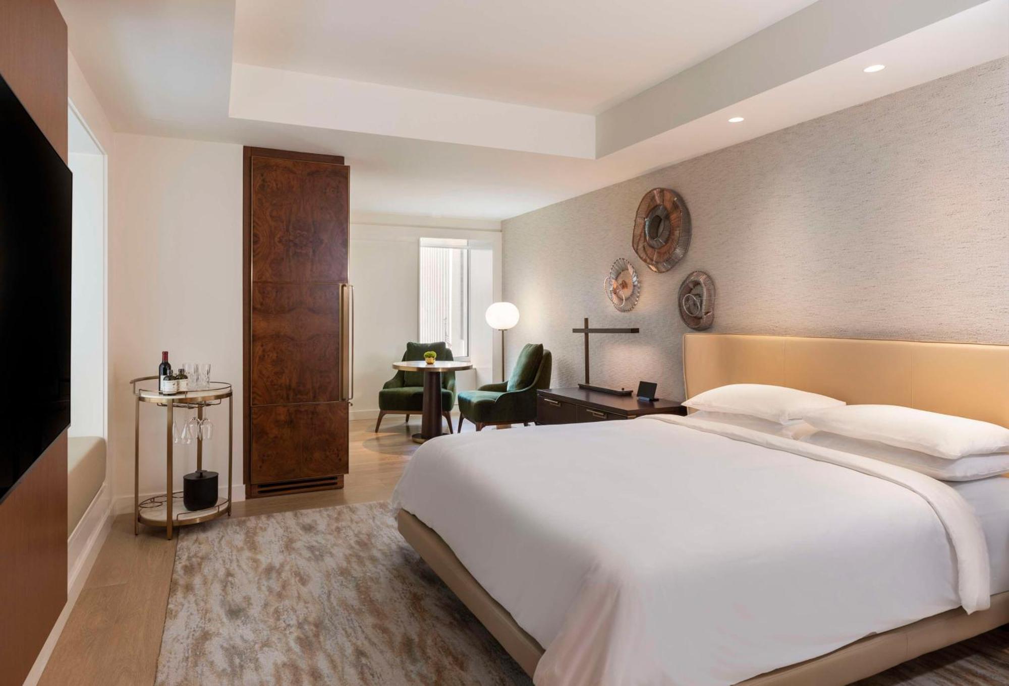 King Room with Accessible Shower and Tub,1542278047:JPEG