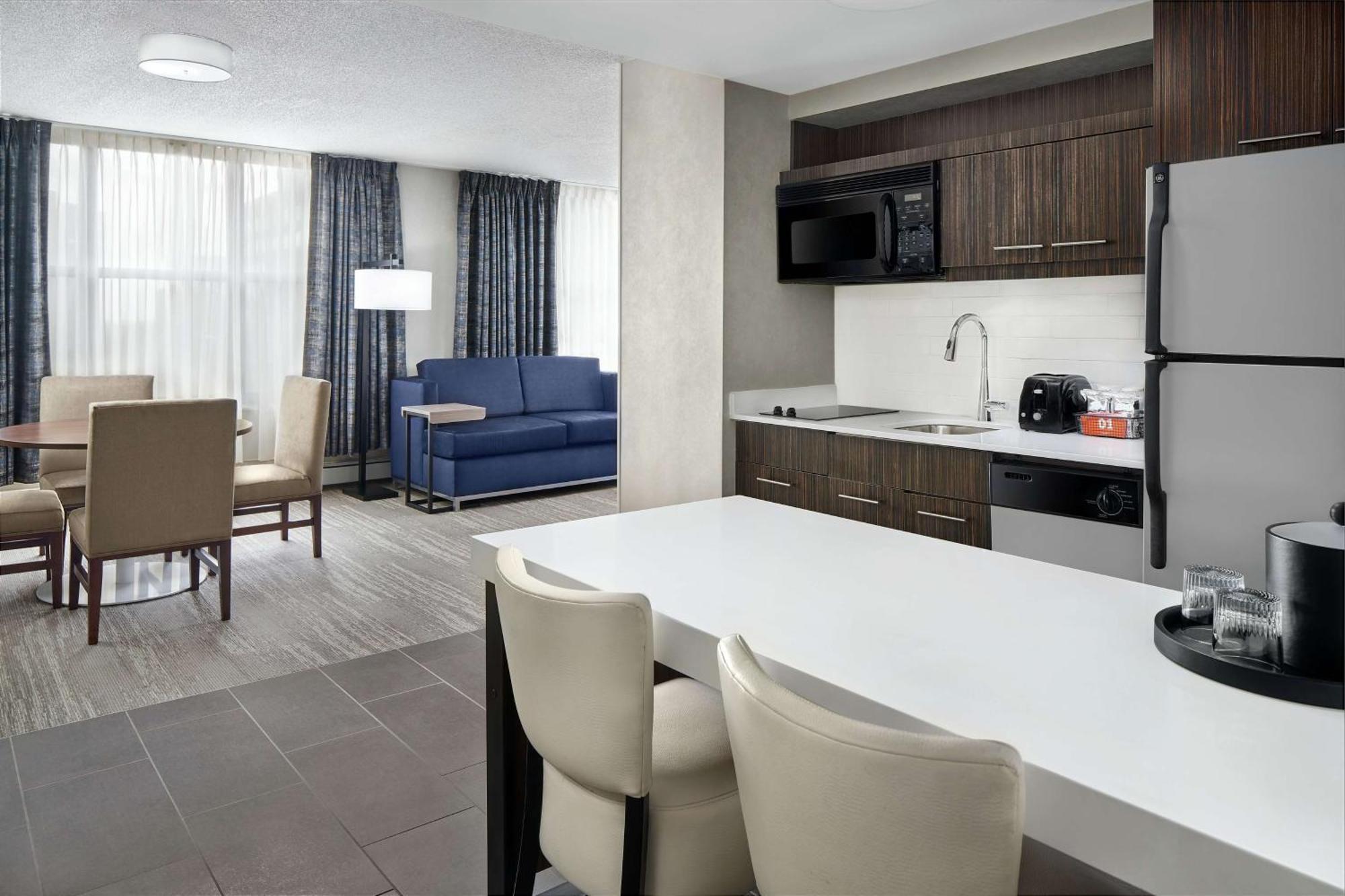 2 Queen 1 Bedroom Sofabed Corner Suite Nonsmoking