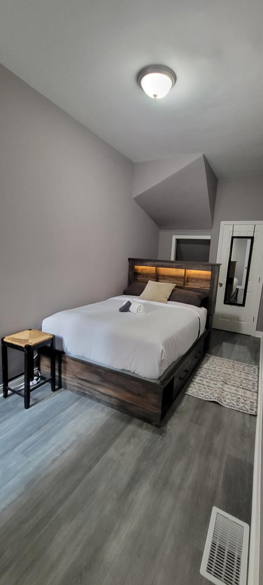 Five-Bedroom Deluxe Apartment