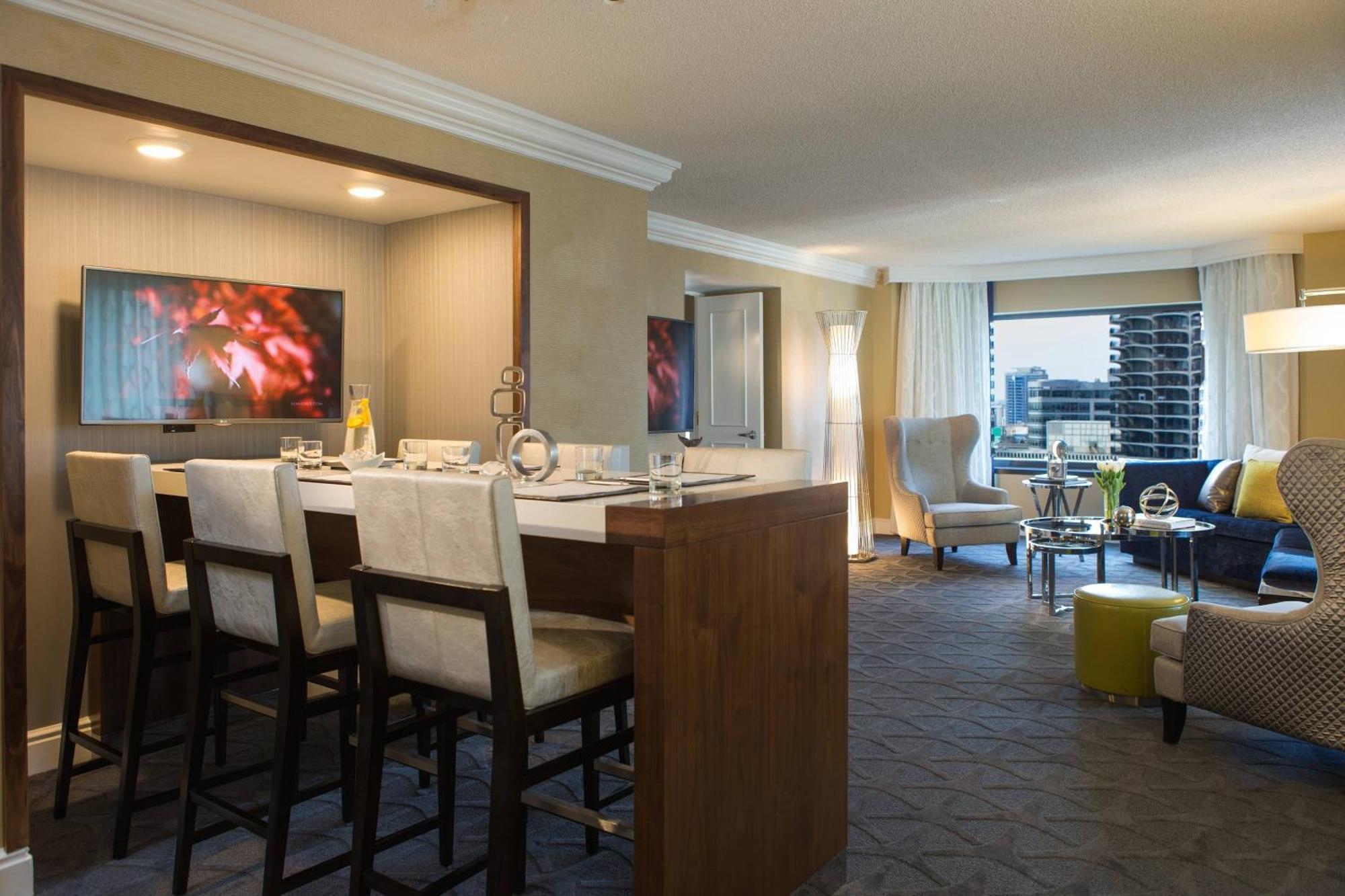 One-Bedroom Riviere King Suite Roll Shower Chicago River View Mobility Accessible