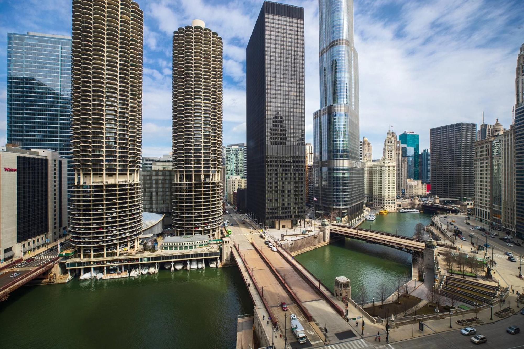 One-Bedroom Riviere King Suite Roll Shower Chicago River View Mobility Accessible