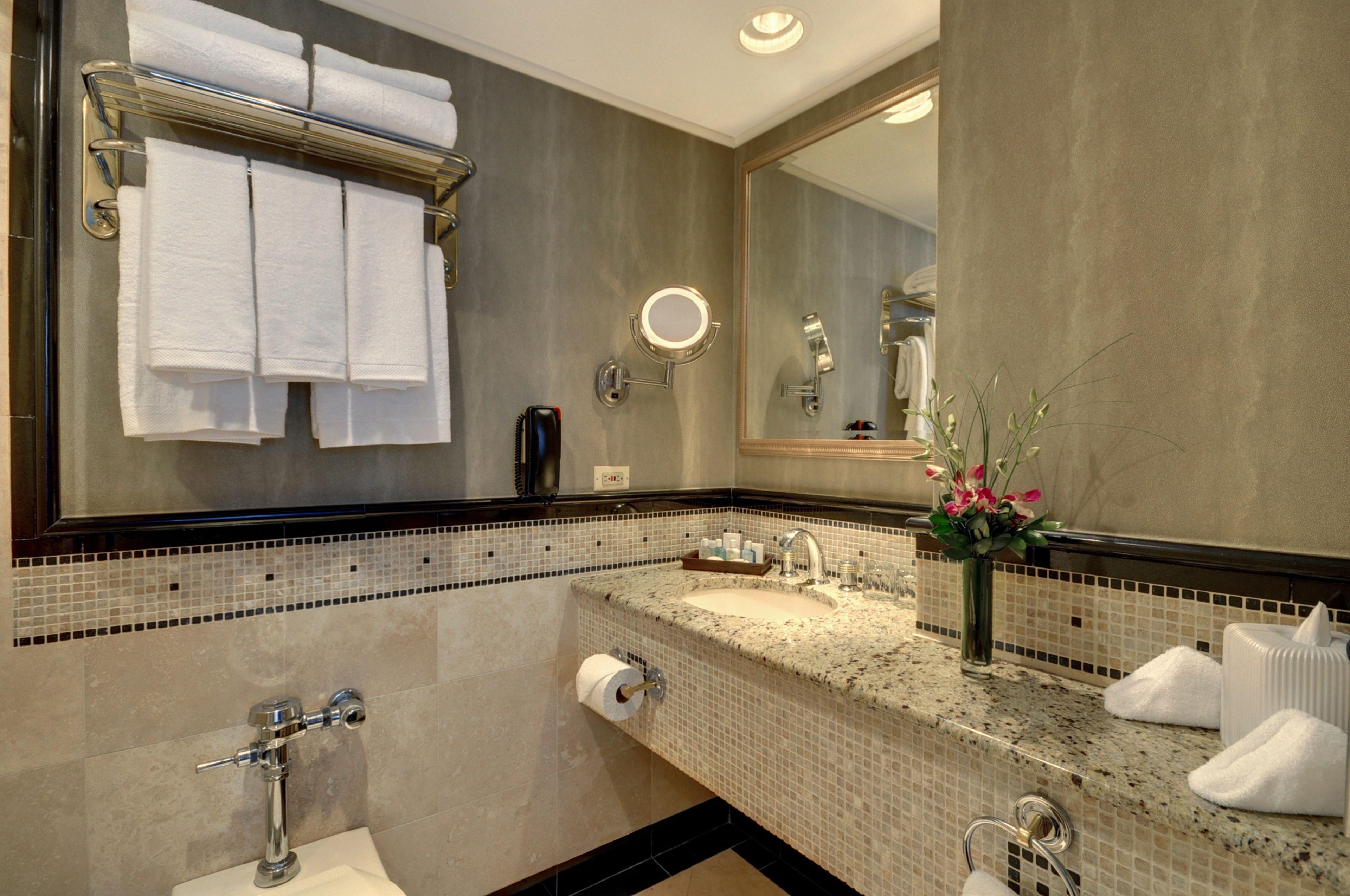 Queen Rooms with Two Queen Beds and In-Room Safe - Non-Smoking