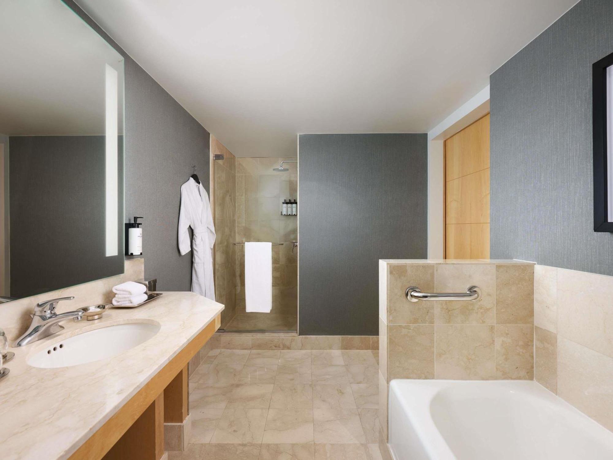 Classic King Room Accessible Tub