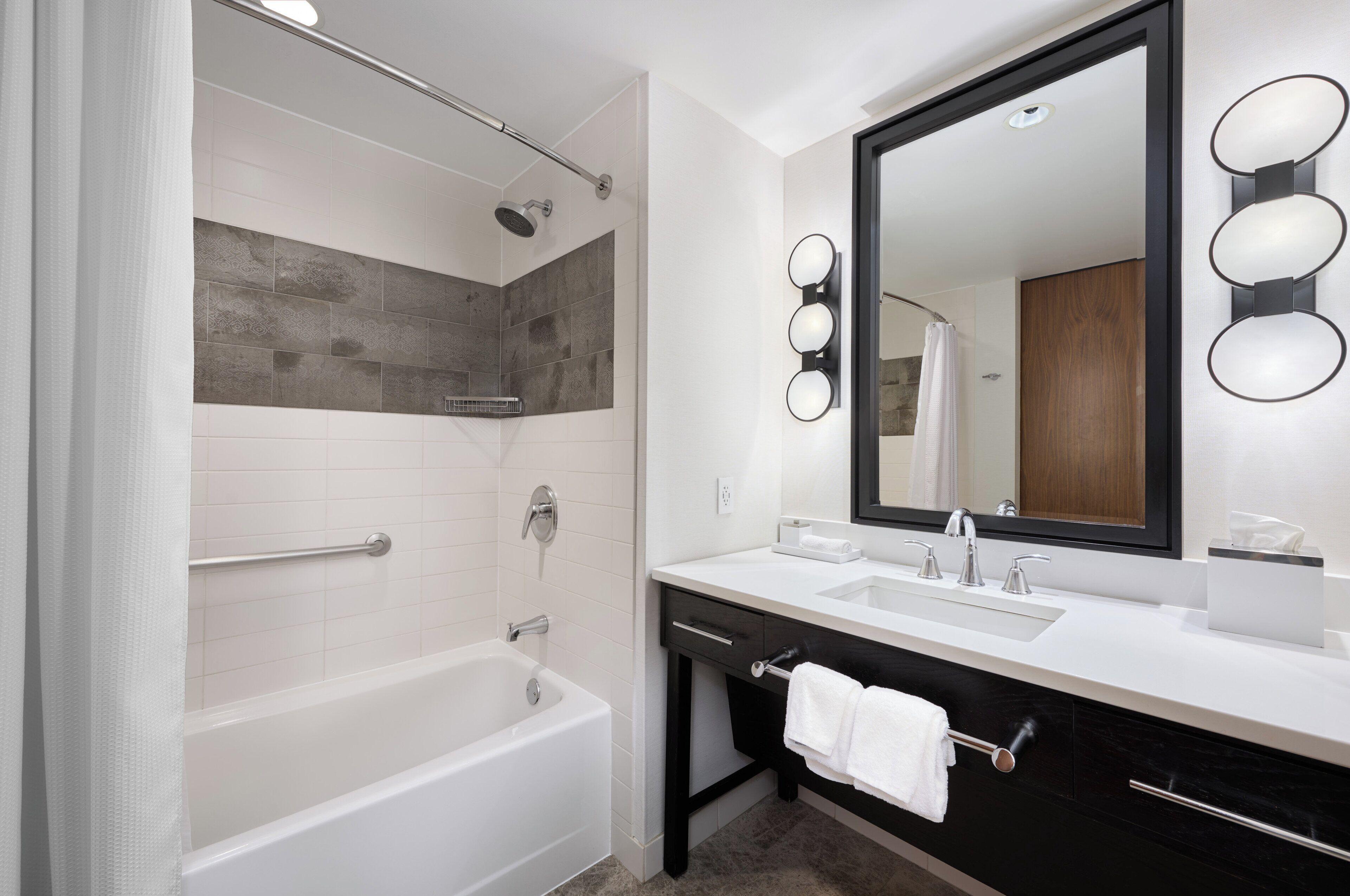 Grand Corner 2 Queen Beds Mobility or Hearing Accessible ADA Tub