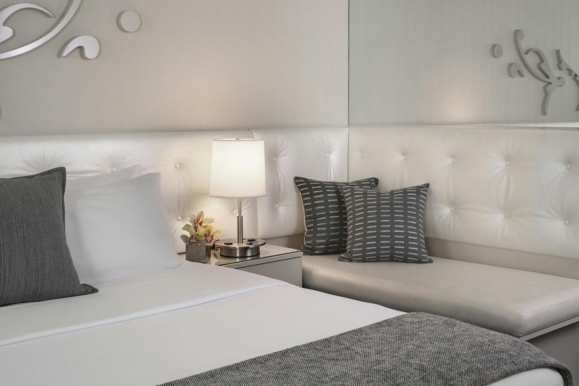 Larger King Room Tub Mobility Accessible