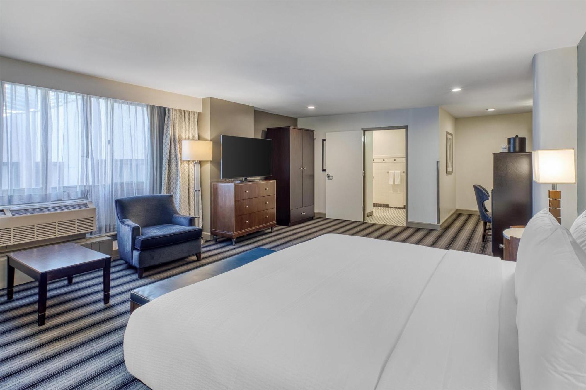 King Suite with Bath Tub - Disability Access,1742622281:JPEG