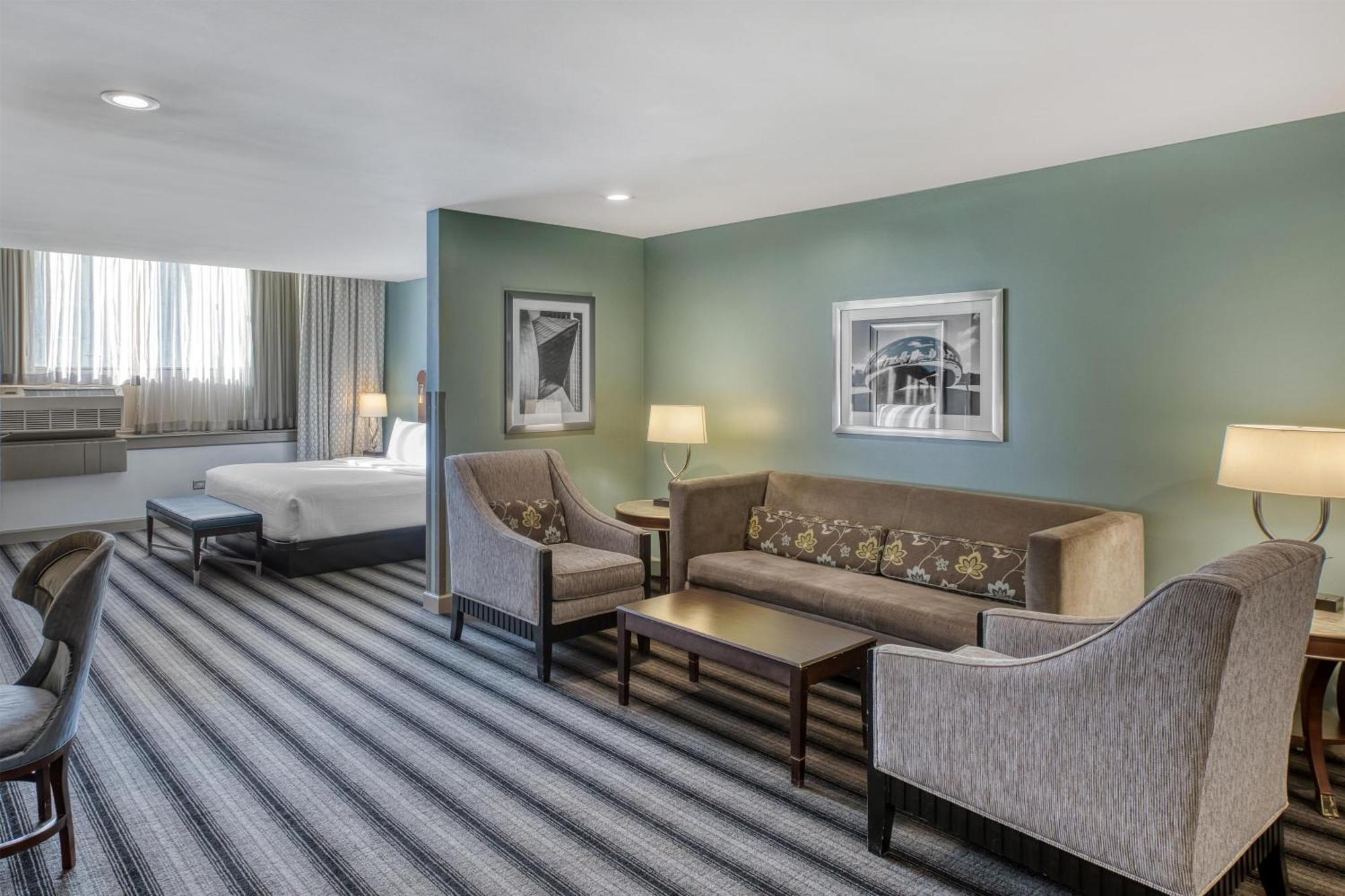 Deluxe King Suite with Roll-In Shower - Disability Access,1742622315:JPEG