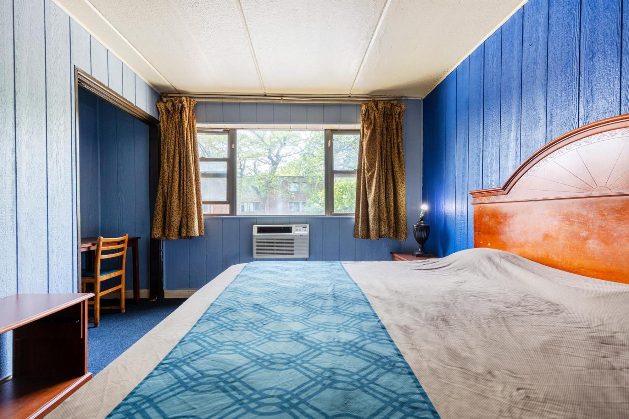 Suite Queen Bed Non-Smoking