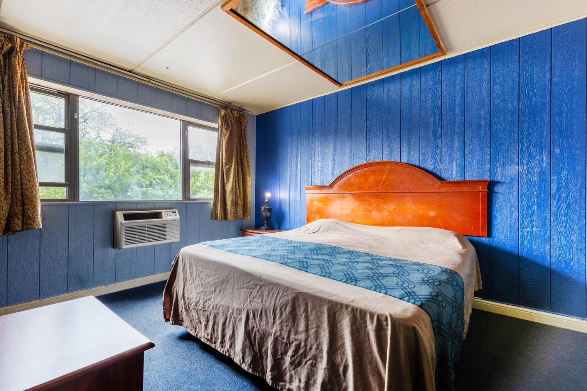 Suite Queen Bed Non-Smoking