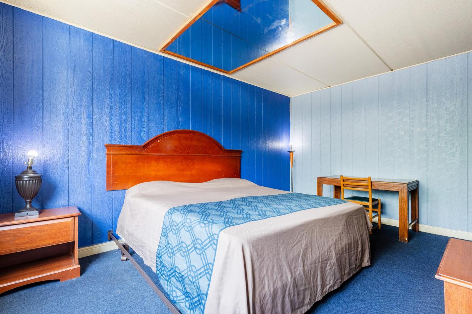 Suite Queen Bed Non-Smoking