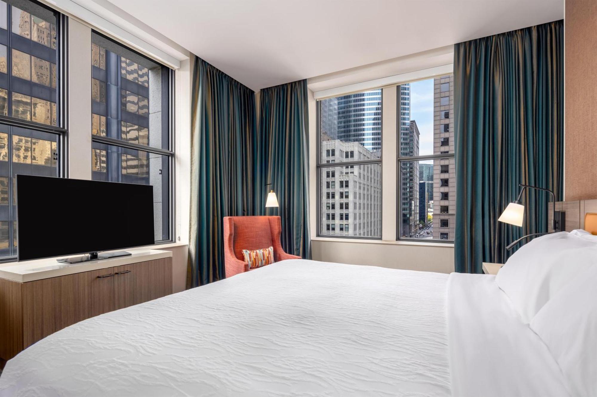Deluxe King Room Landmark View