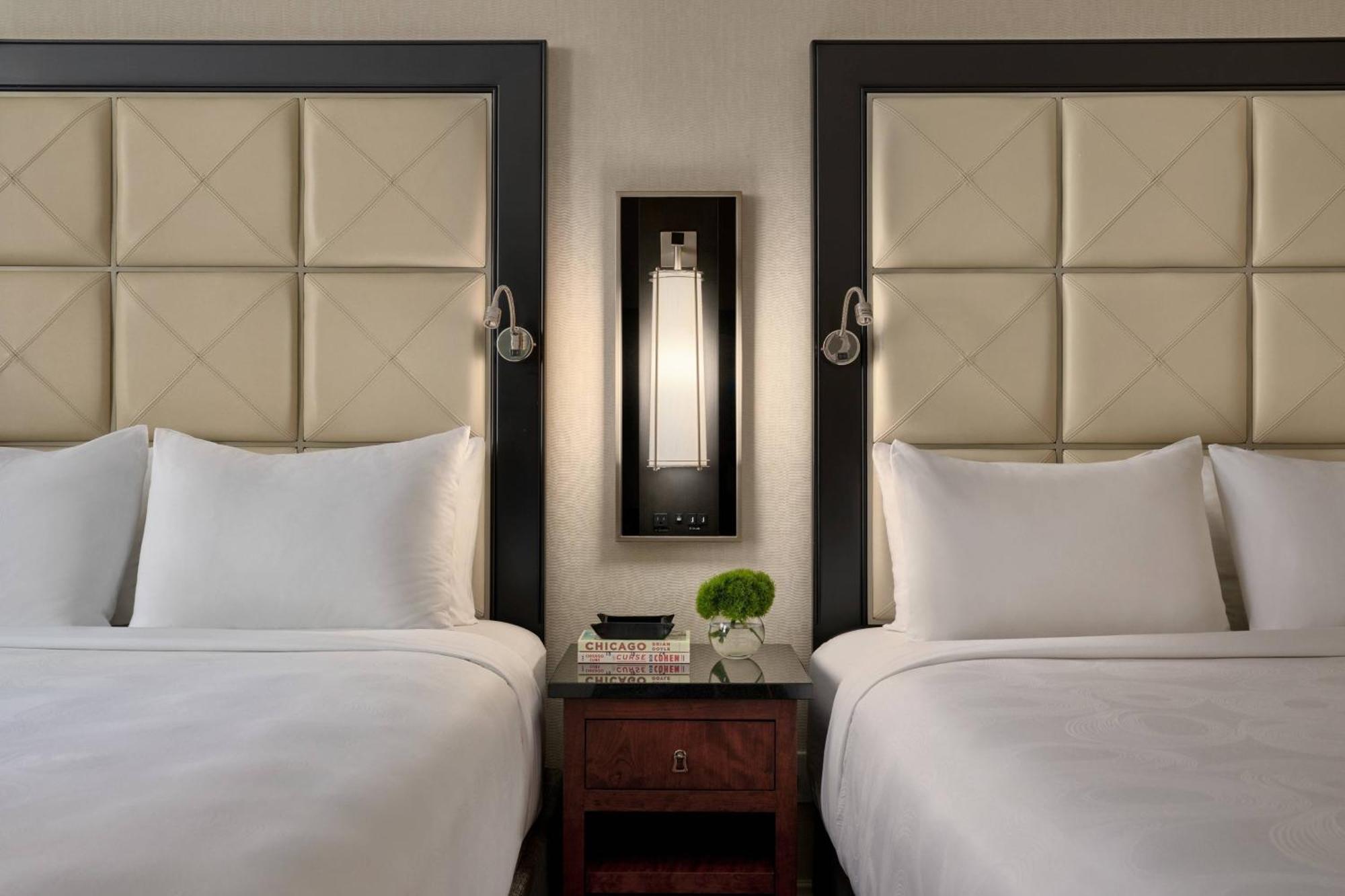 Doppelzimmer mit 2 Queensize-Betten und Stadtblick