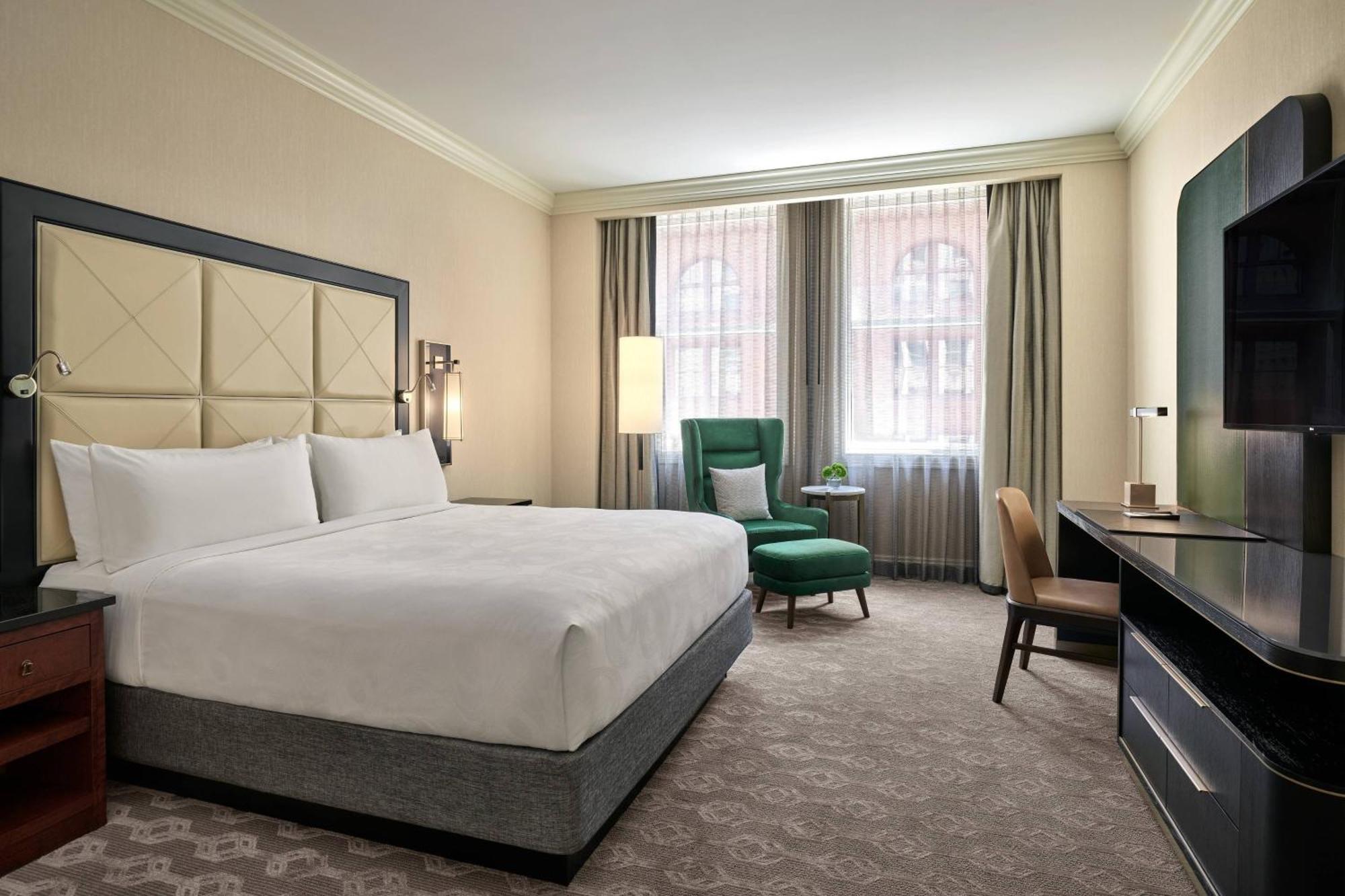 Zimmer mit Kingsize-Bett und Stadtblick