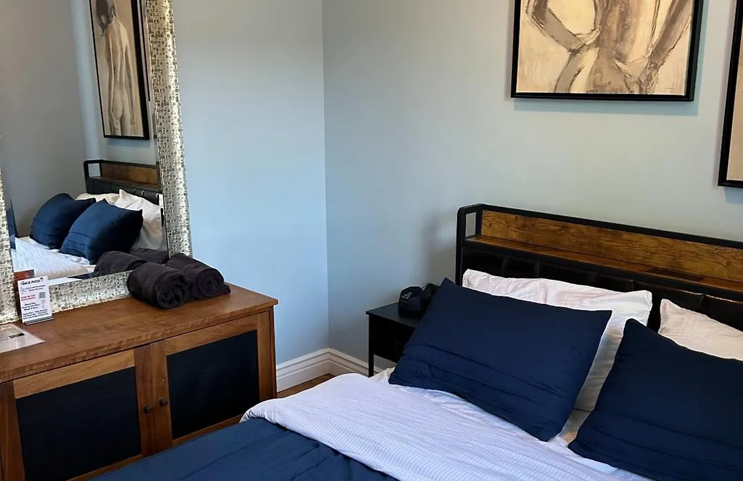 Blue Room In Dorothy'S Bnb-1