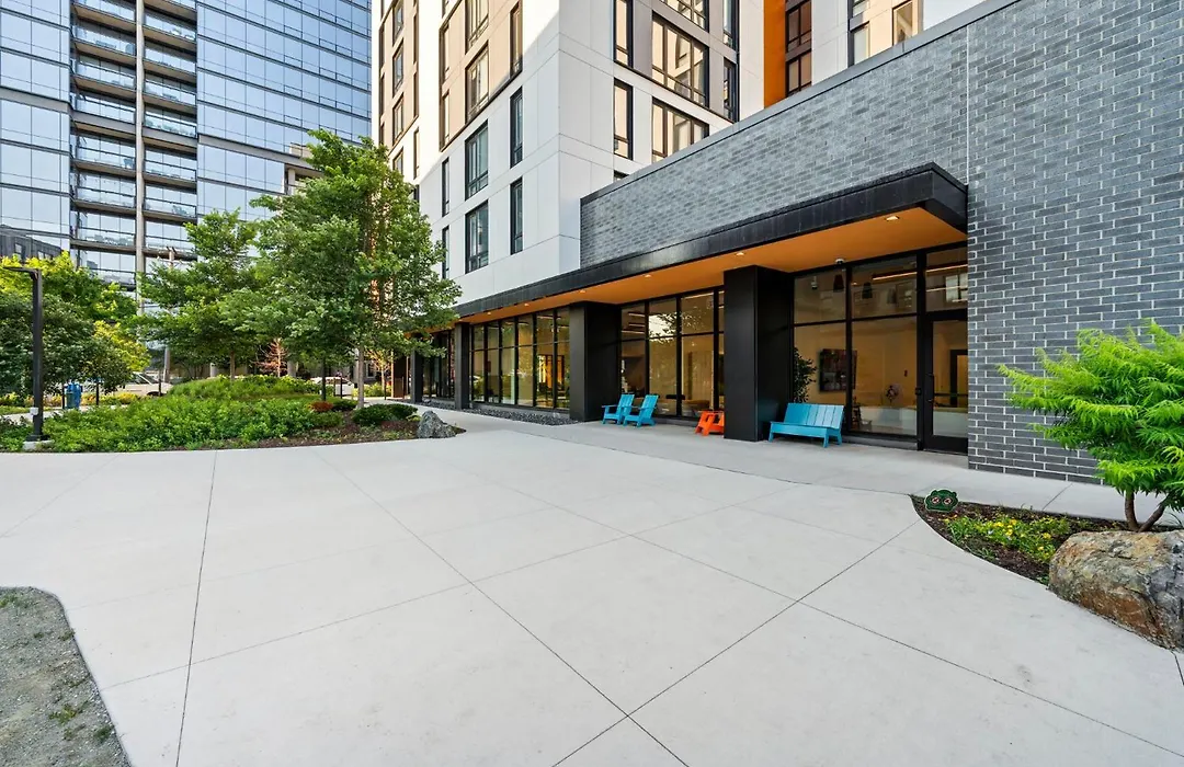Chic 4-Bedroom With Skyline Views & Amenities-1