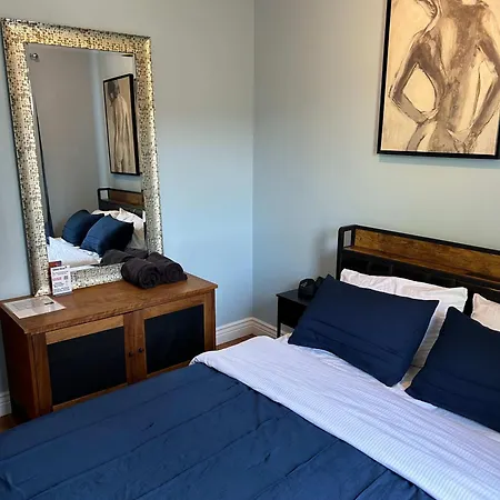 Blue Room In Dorothy'S Bnb-2