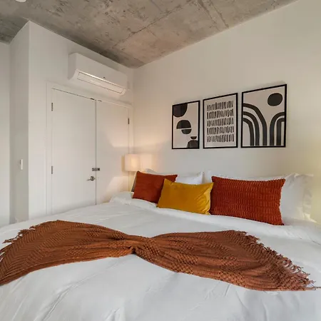Chic 4-Bedroom With Skyline Views & Amenities-3