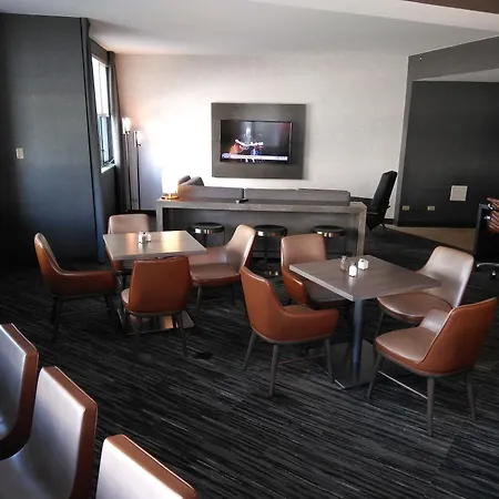 Courtyard By Marriott Chicago At Medical District-Uic-3